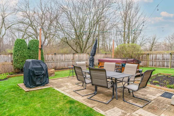a view of a house with backyard
