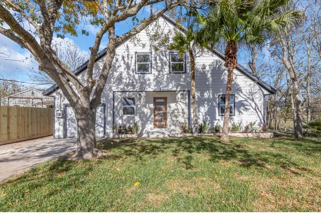 $314,900 | 2410 Bayshore Drive, Dickinson, TX 77539