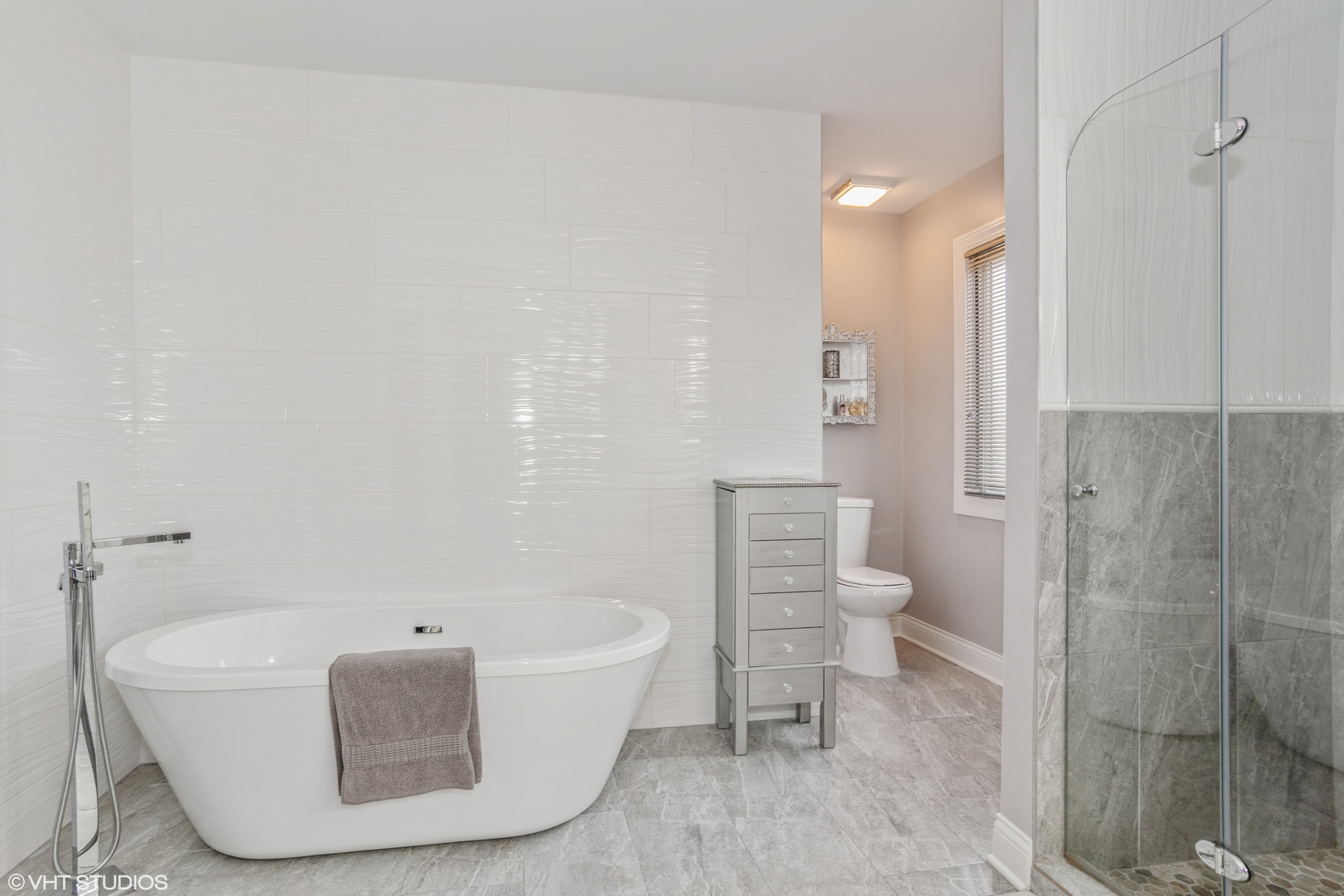 288 Windsor Drive Bartlett, IL 60103 - Photo 16 of 24 a bathroom with a bathtub and toilet