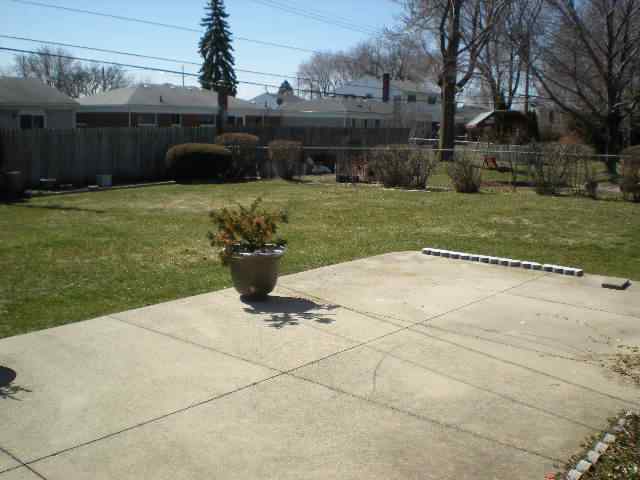 2318 Edwin Warren, MI 48092 - Photo 15 of 20 31050535-14.JPG