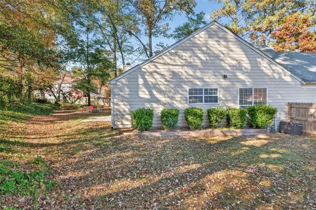 a view of a house with a yard