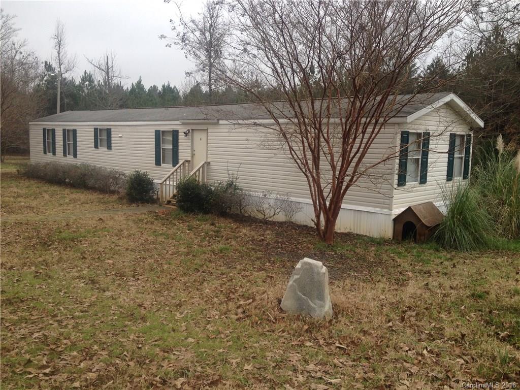 316 Smith Valley Road, Unit 1 Sharon, SC 29742 - Photo 3 of 4 a backyard of a house with table and chairs