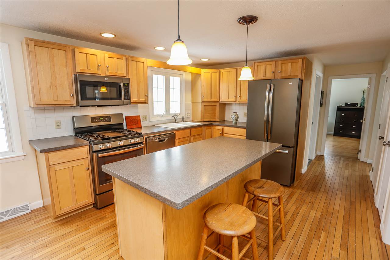 5 Iroquois Road Nashua, NH 03063 - Photo 4 of 40 Gallery Image 4