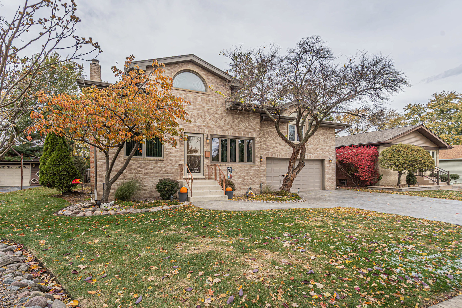 6528 Ridge Drive Chicago Ridge, IL 60415 - Photo 2 of 33 a front view of a house with a yard