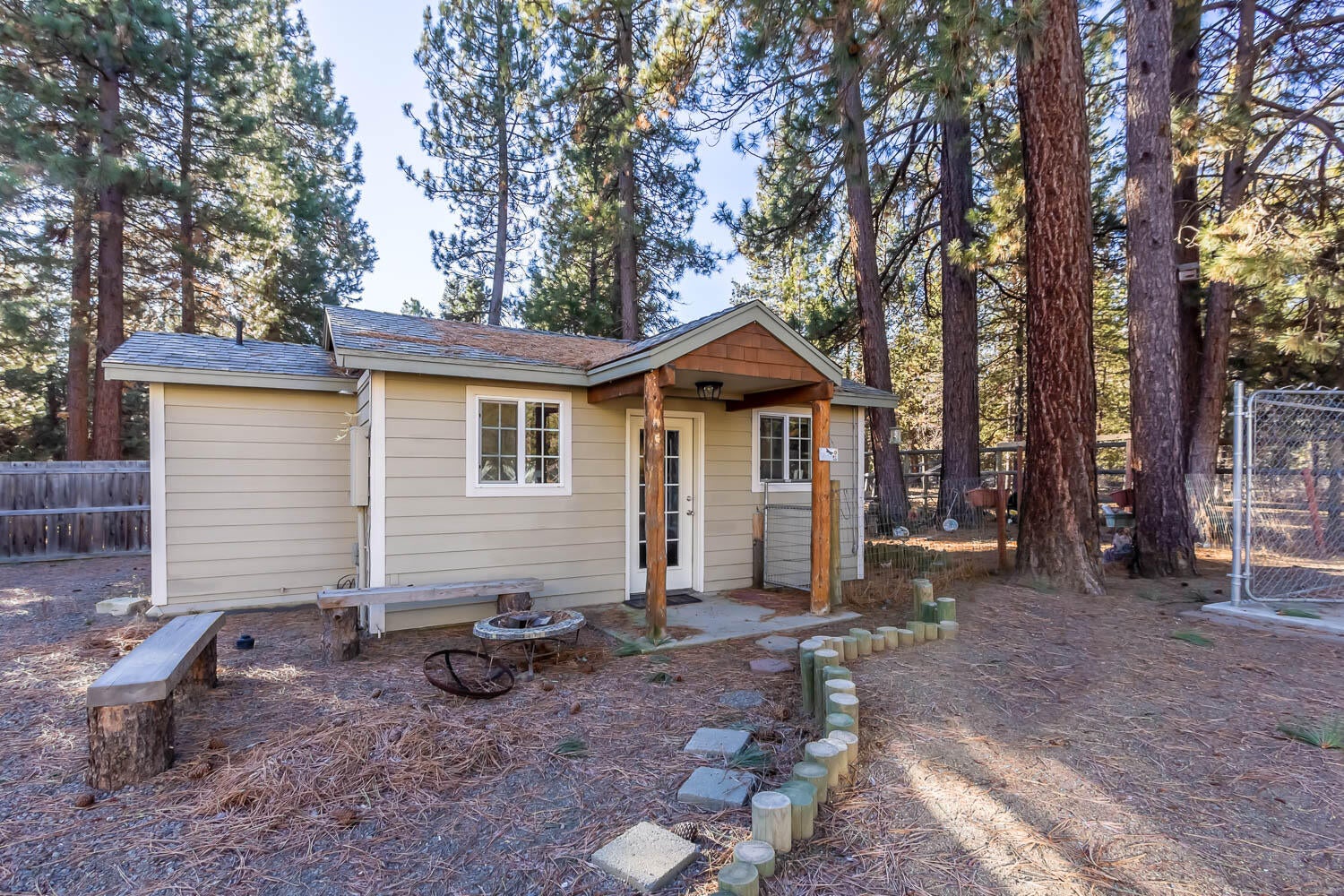 53345 Andrews Road La Pine, OR 97739 - Photo 36 of 42 Detached office with full bathroom/guest quarters.