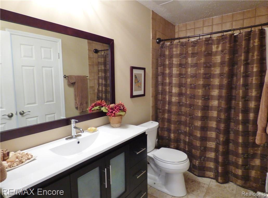 5068 Timber Ridge Trail Clarkston, MI 48346 - Photo 32 of 49 34 - Upper Mater Bath.JPG