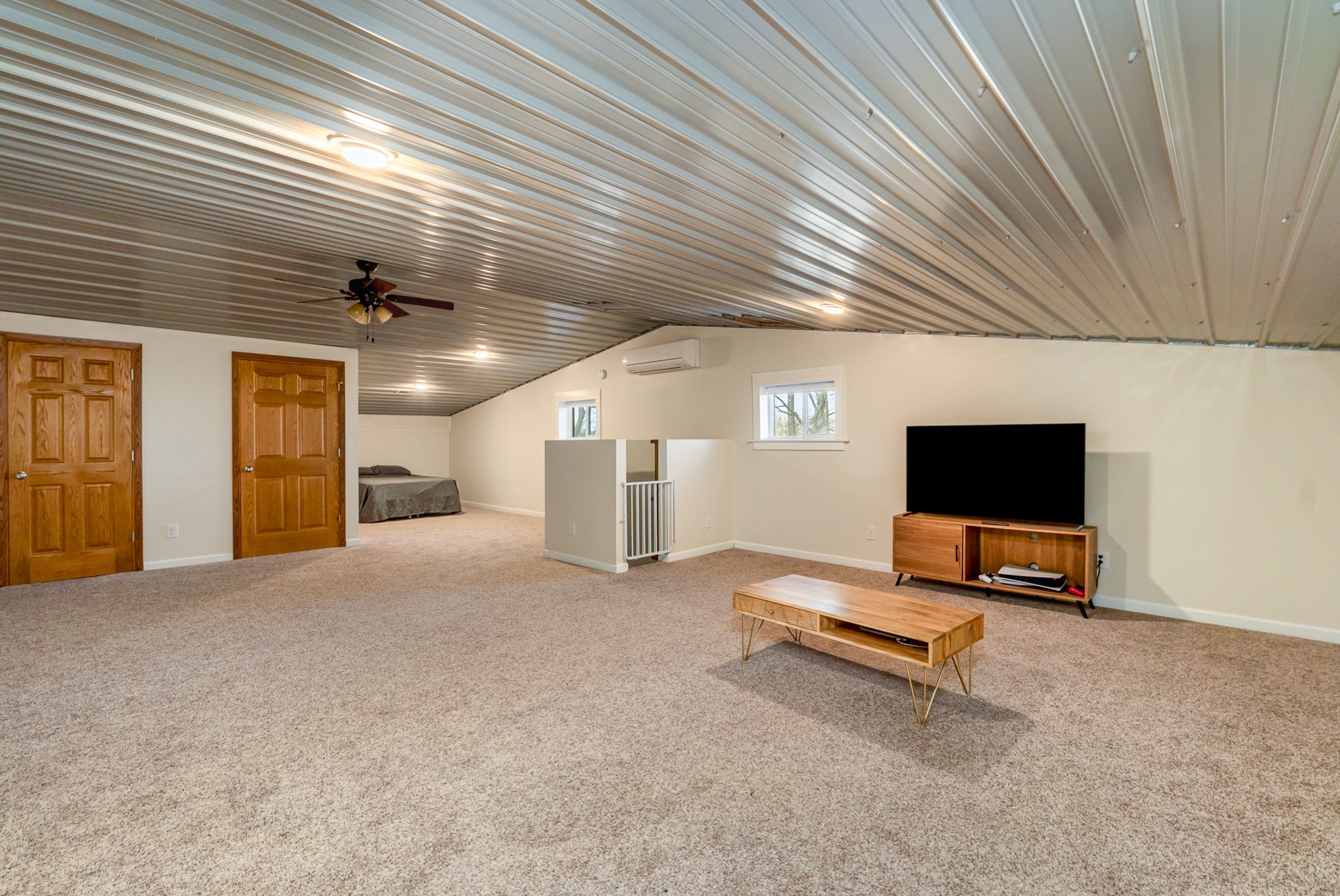 6960 Highway 231 Bethpage, TN 37022 - Photo 20 of 32 en empty room with projector and furniture