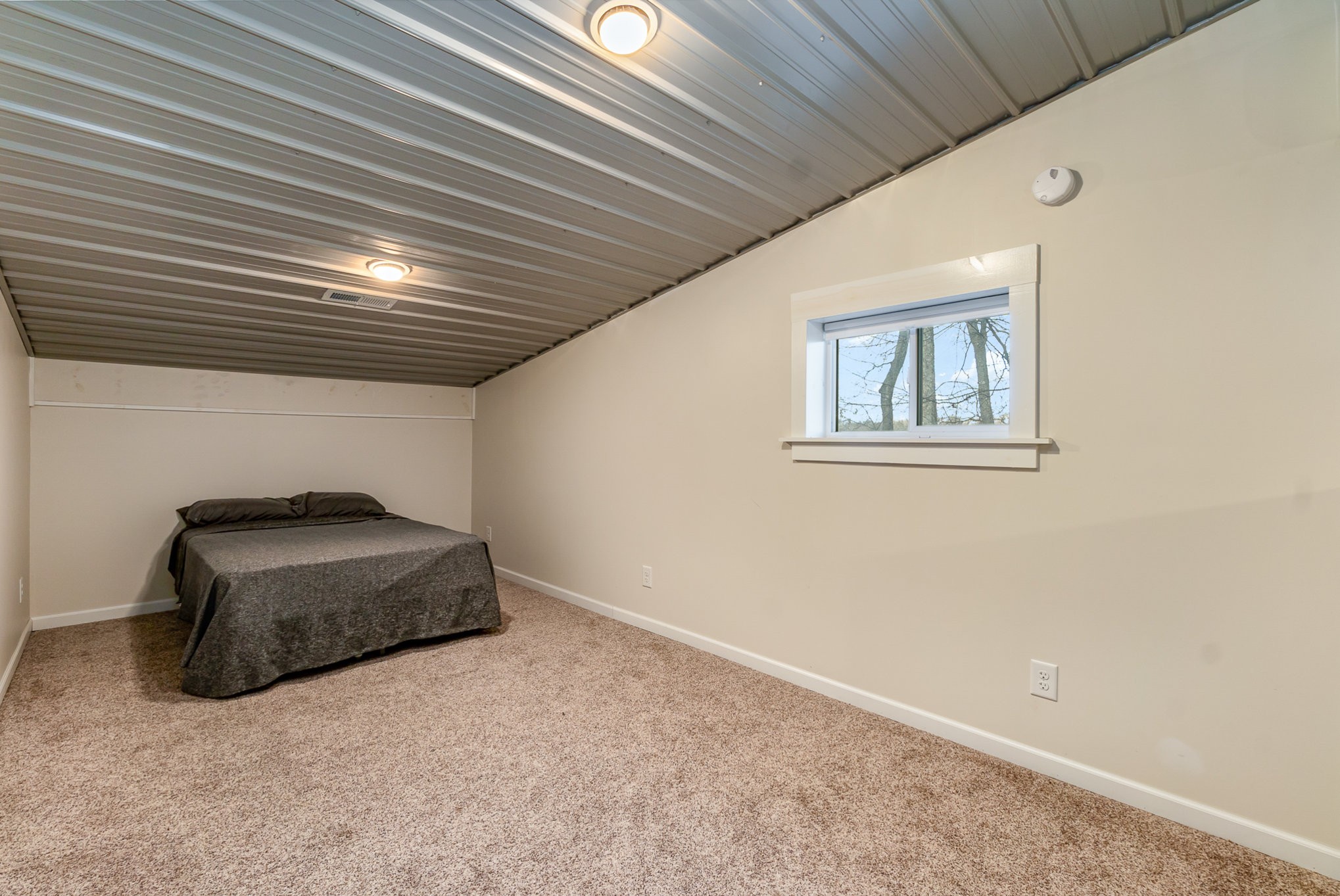 6960 Highway 231 Bethpage, TN 37022 - Photo 21 of 32 a room with a bed