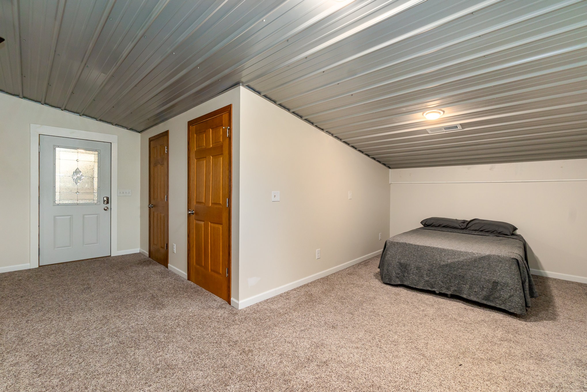 6960 Highway 231 Bethpage, TN 37022 - Photo 22 of 32 a room with a bed and a chandelier