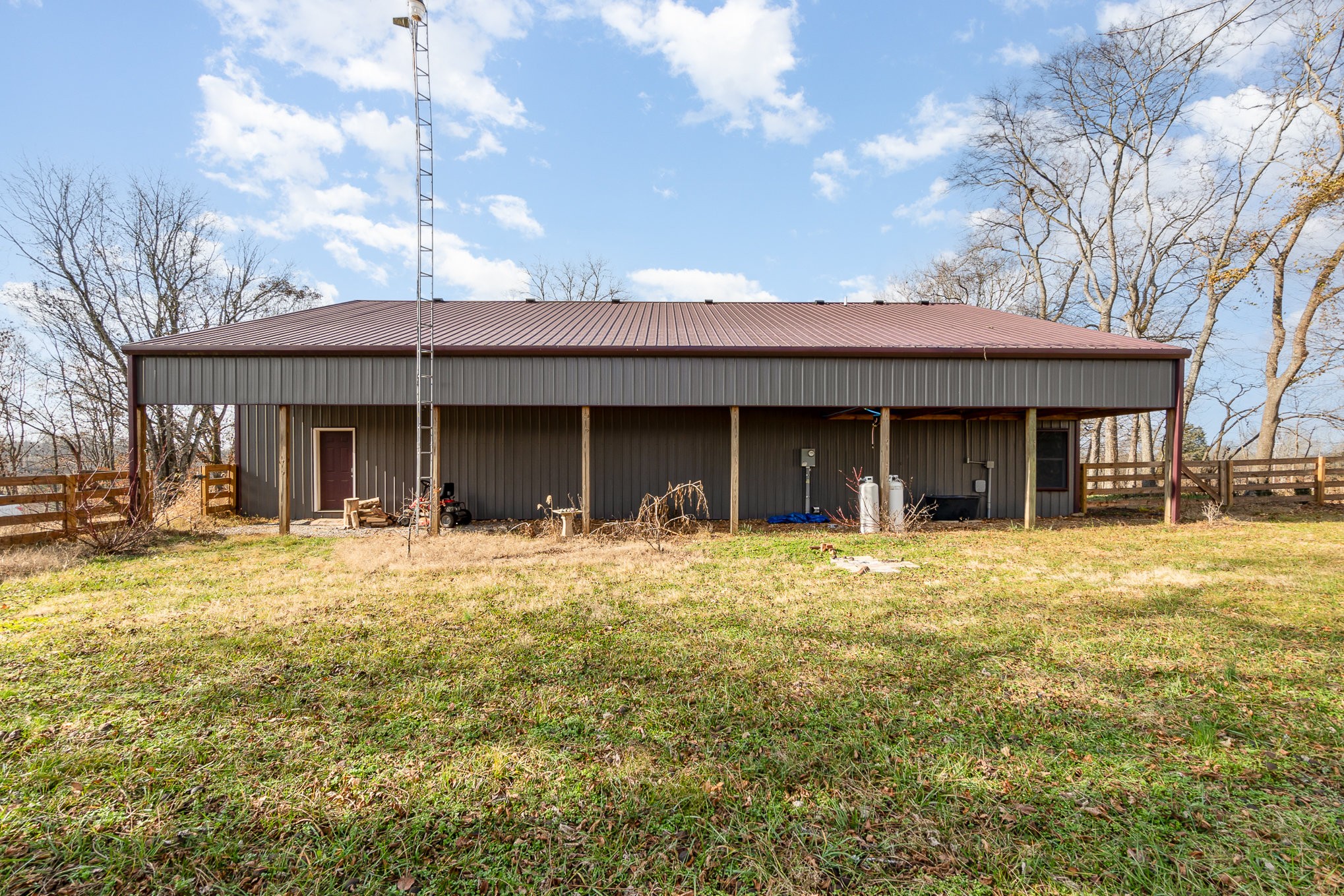 6960 Highway 231 Bethpage, TN 37022 - Photo 29 of 32 a front view of a house with a garden