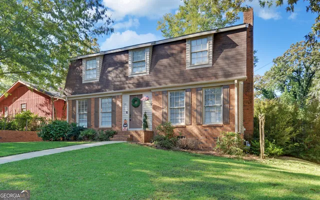 a view of a house with a yard and plants