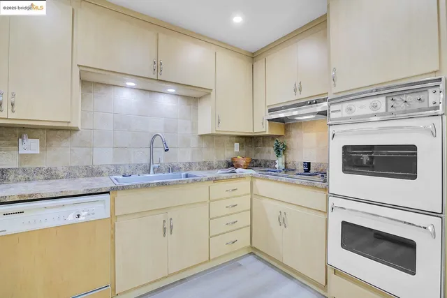 $799,000 | 6635 Banning Drive, Oakland, CA 94611