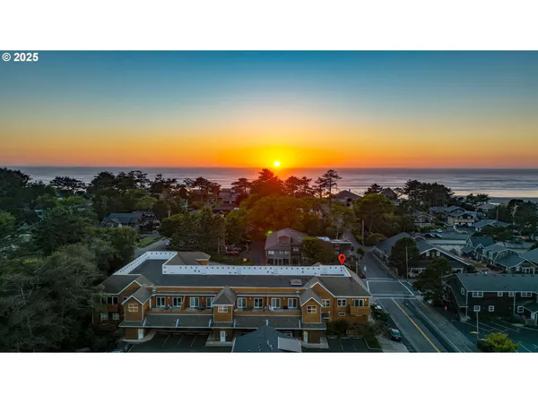 $998,000 | 123 South Hemlock Street, Unit 201, Cannon Beach, OR 97110
