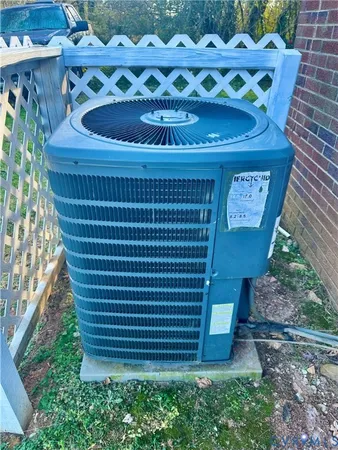 a view of entryway with outdoor space