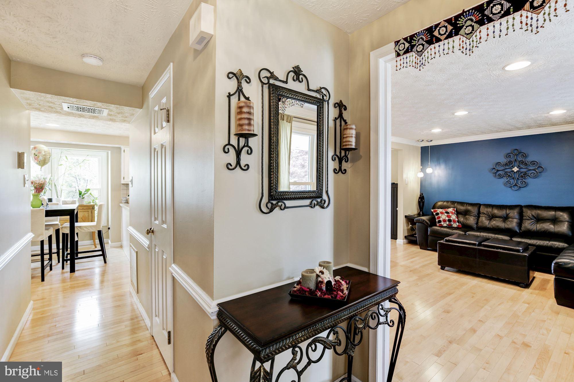 22 Anderson Ridge Road Baltimore, MD 21228 - Photo 3 of 37 Foyer