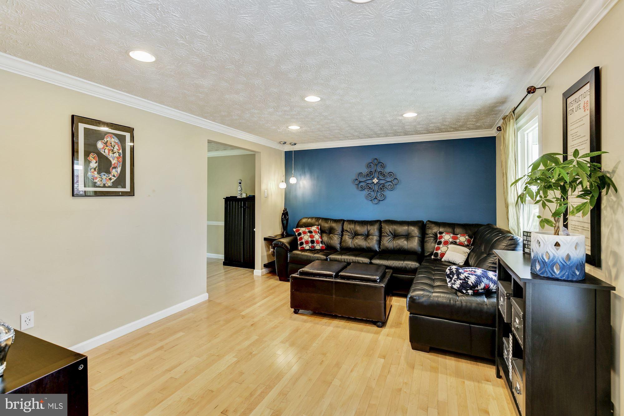 22 Anderson Ridge Road Baltimore, MD 21228 - Photo 4 of 37 Living Room