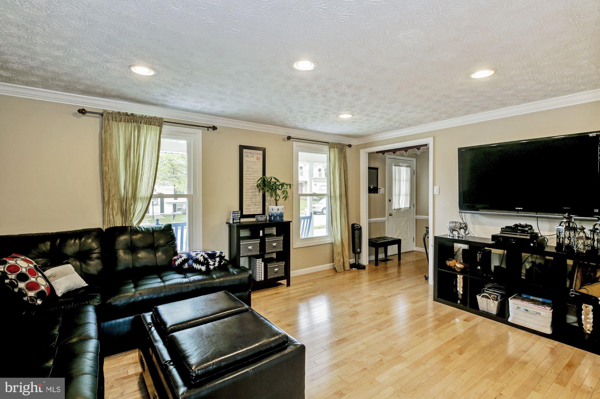 22 Anderson Ridge Road Baltimore, MD 21228 - Photo 5 of 37 Living Room