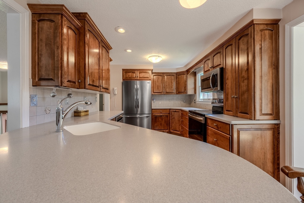 24 Worden Road Tyngsboro, MA 01879 - Photo 5 of 34