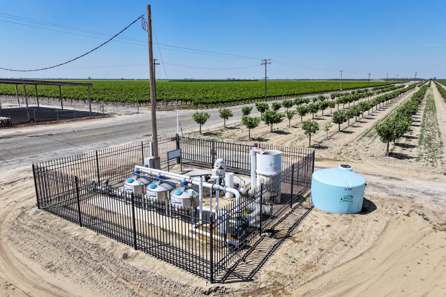 16495 South Minnewawa Avenue Selma, CA 93662 - Photo 7 of 12 a roof deck view with a garden