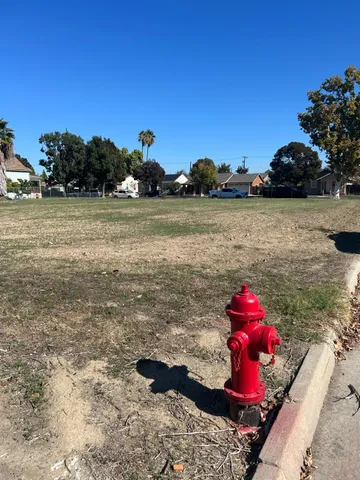 a view of a yard with sitting area