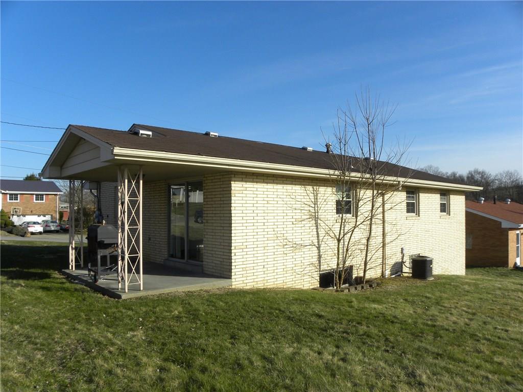 Nice side porch ready for your summertime parties 