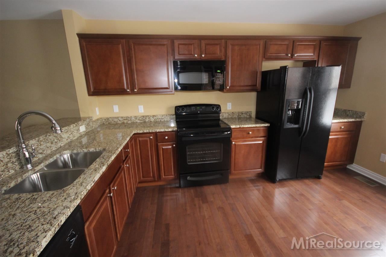 45541 Rathmore Drive Macomb, MI 48044 - Photo 2 of 16 31176449-1.JPG