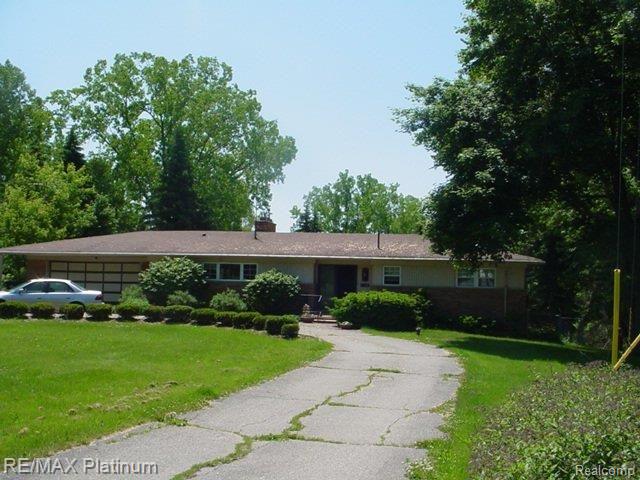 1915 Echo Hills Road Howell, MI 48855 - Photo 2 of 15 Front 2