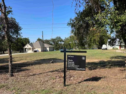 a view of a yard with plants