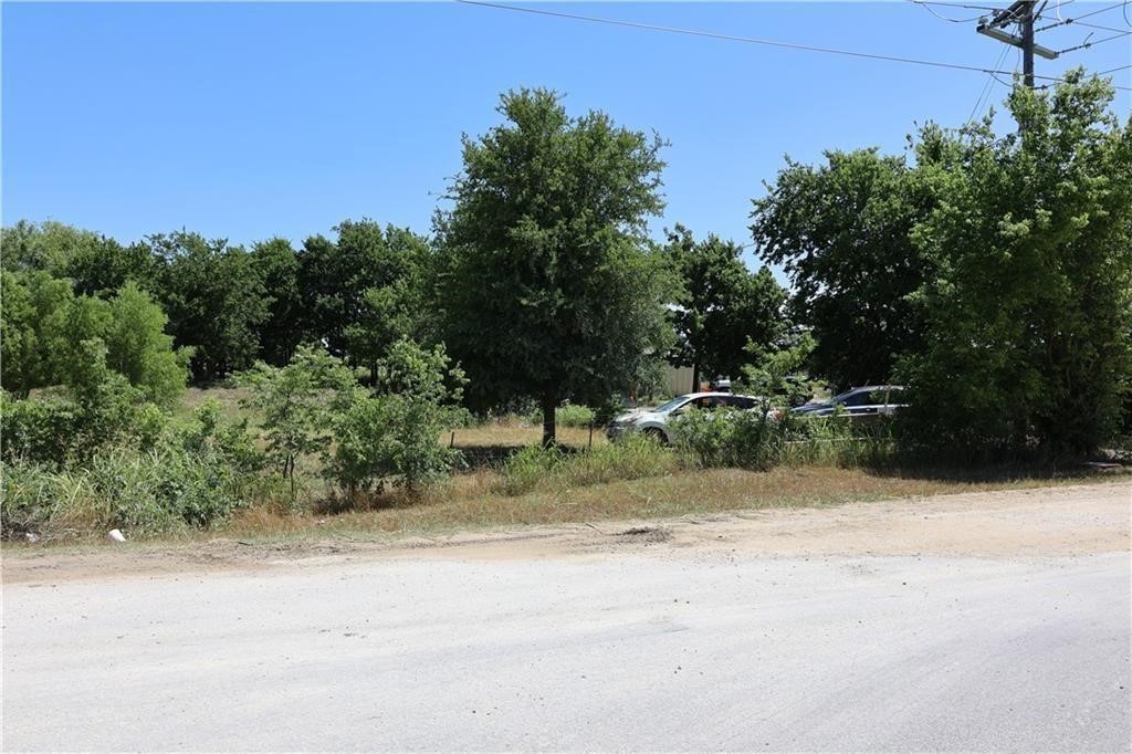 2500 Williamson Road Lockhart, TX 78644 - Photo 5 of 8 an outdoor view with patio