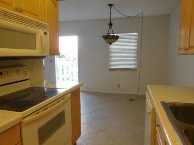 4065 EXETER D - DINING AREA 2