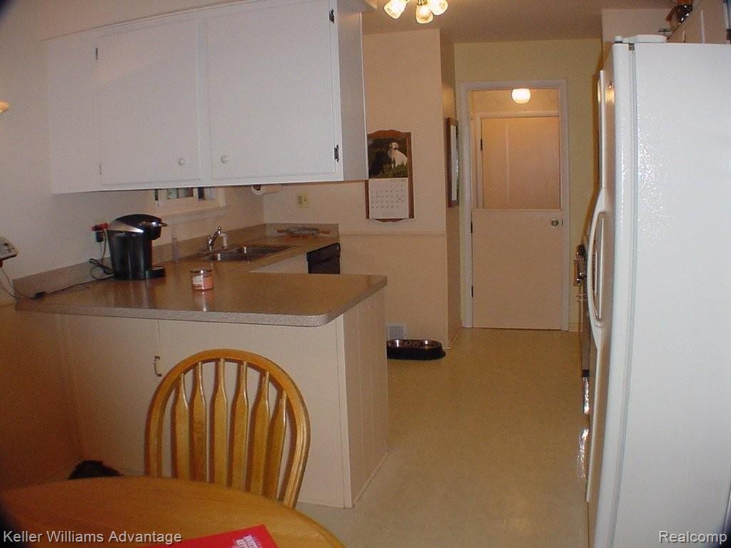 22986 Tuck Road Farmington, MI 48336 - Photo 5 of 20 Kitchen from Dining Rm
