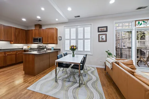 $575,000 | 621 West Barry Avenue, Unit 202, Chicago, IL 60657