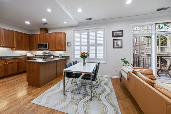 $575,000 | 621 West Barry Avenue, Unit 202, Chicago, IL 60657