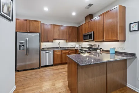 $575,000 | 621 West Barry Avenue, Unit 202, Chicago, IL 60657