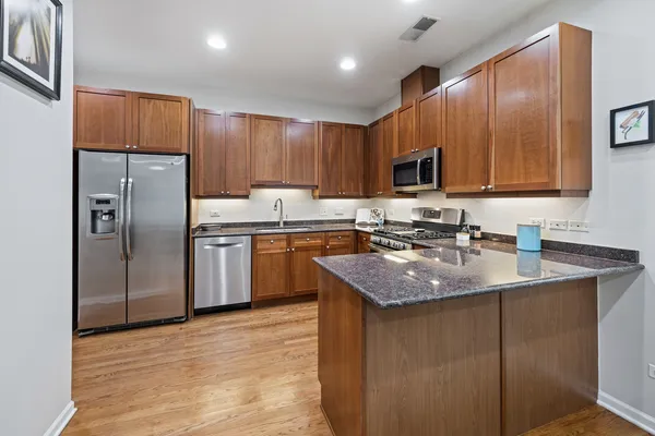 $575,000 | 621 West Barry Avenue, Unit 202, Chicago, IL 60657