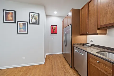 $575,000 | 621 West Barry Avenue, Unit 202, Chicago, IL 60657