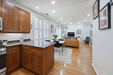 $575,000 | 621 West Barry Avenue, Unit 202, Chicago, IL 60657