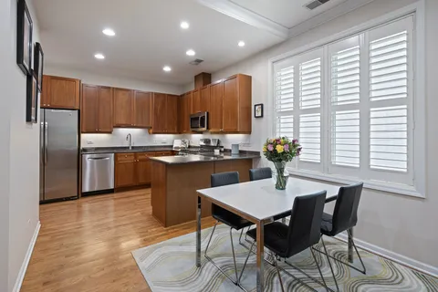 $575,000 | 621 West Barry Avenue, Unit 202, Chicago, IL 60657