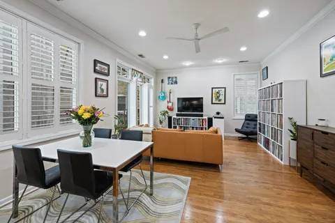 $575,000 | 621 West Barry Avenue, Unit 202, Chicago, IL 60657