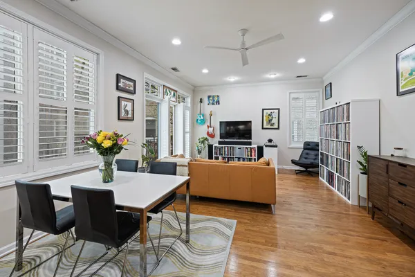 $575,000 | 621 West Barry Avenue, Unit 202, Chicago, IL 60657