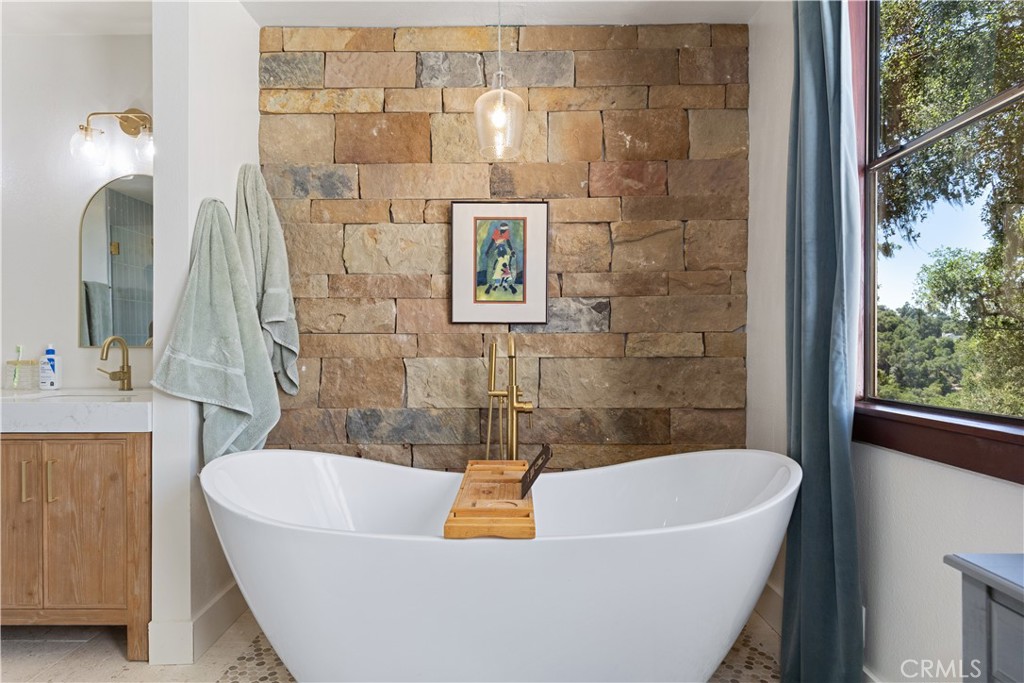 2570 Alturas Road Atascadero, CA 93422 - Photo 39 of 64 Primary bathroom soaking tub