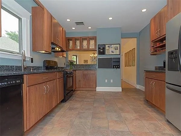 33 Chetwynd Road, Unit 2 Somerville, MA 02144 - Photo 4 of 11