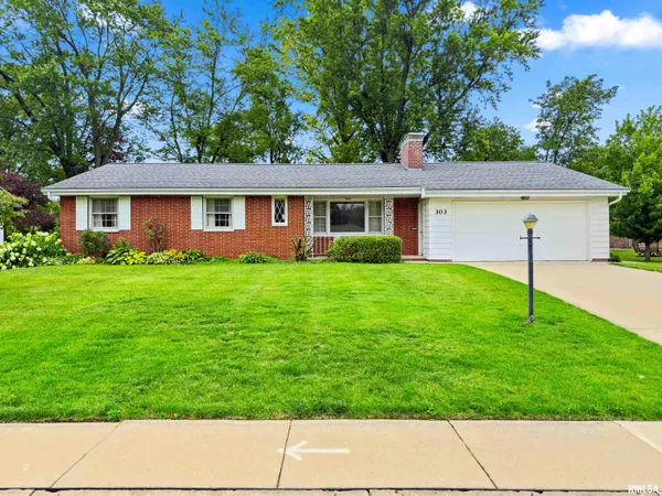 $249,900 | 303 Oakwood Circle, Washington, IL 61571