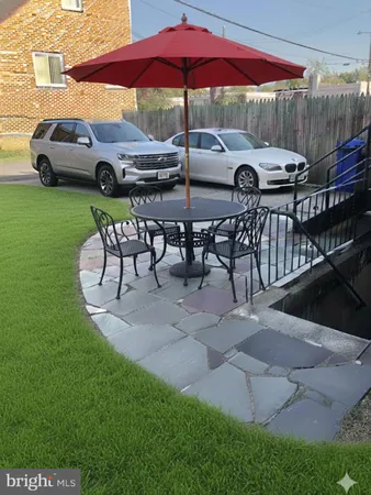 a view of a backyard