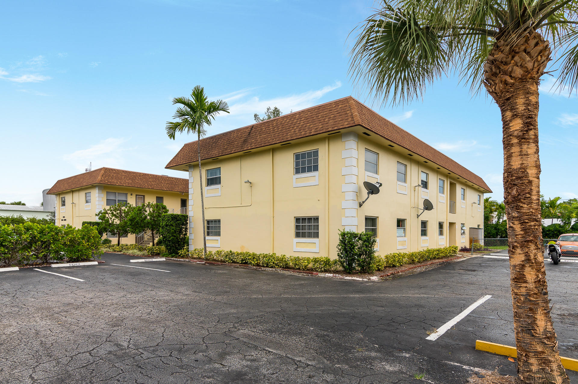 260 Northwest 19th Street, Unit 260 Boca Raton, FL 33432 - Photo 2 of 13 Side building