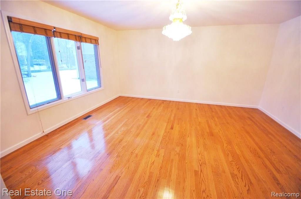 331 Mystic Valley Rochester, MI 48307 - Photo 6 of 39