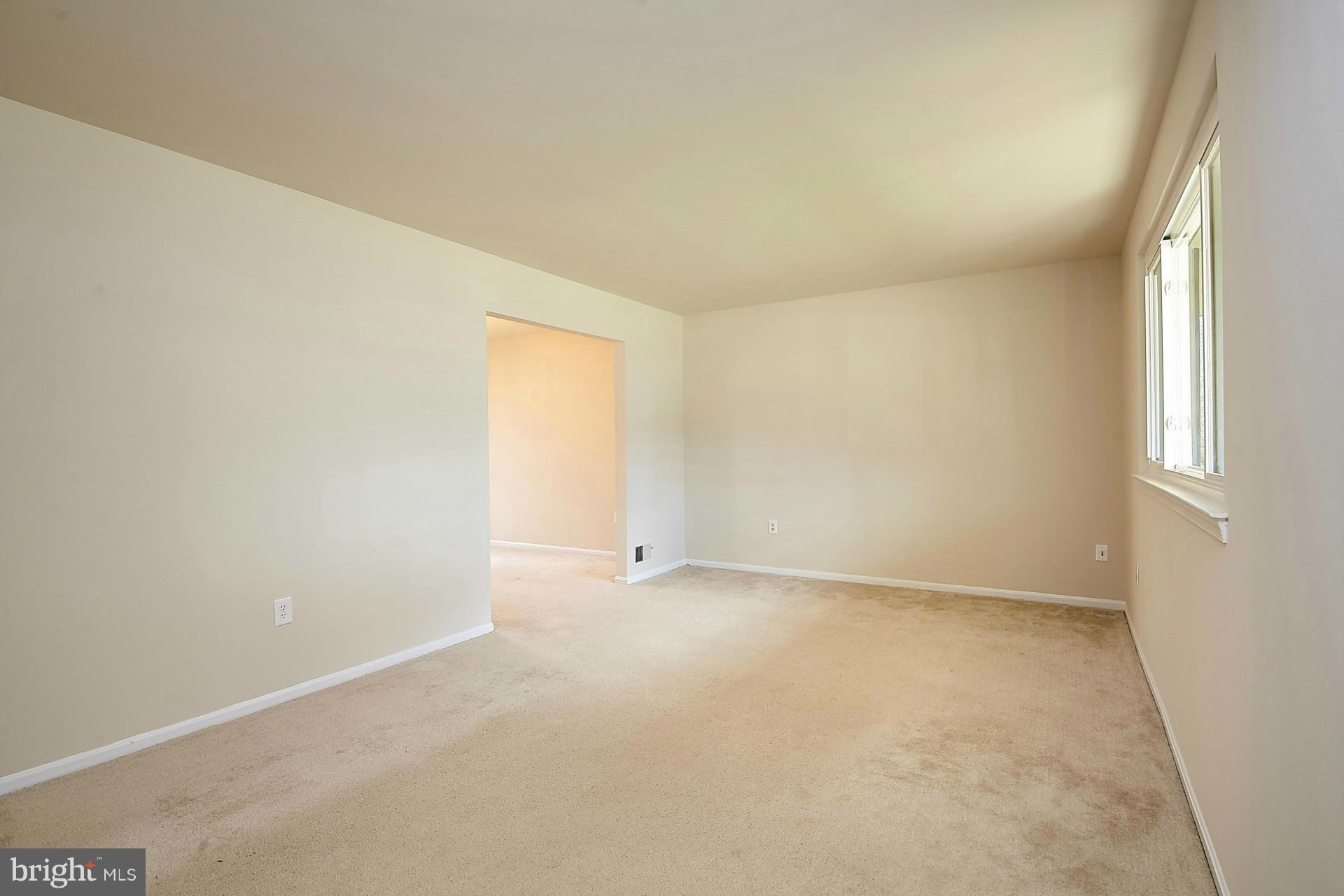 10194 Wavell Road Fairfax, VA 22032 - Photo 5 of 30 Living Room