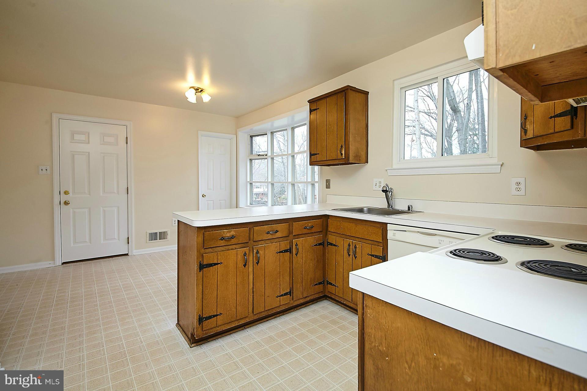 10194 Wavell Road Fairfax, VA 22032 - Photo 8 of 30 Kitchen