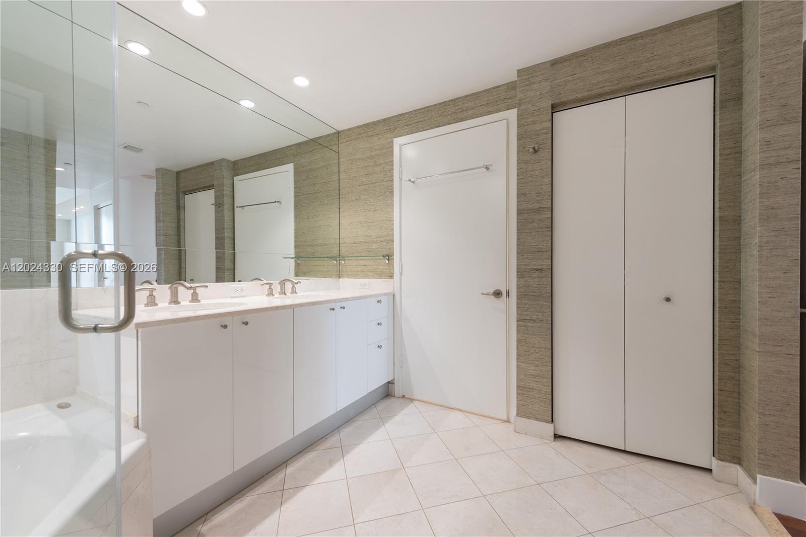 901 Brickell Key Boulevard, Unit 2006 Miami, FL 33131 - Photo 24 of 41 Primary Bathroom