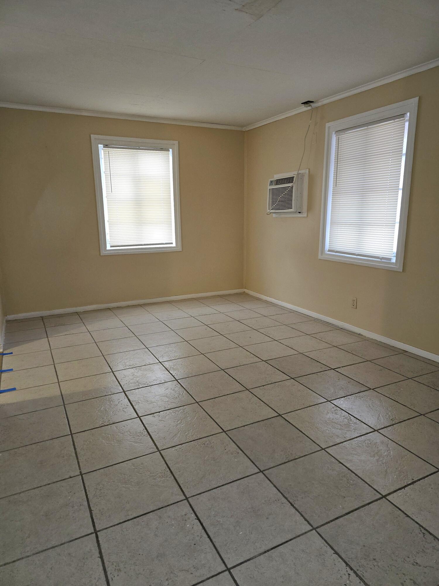 595 West 3rd Street Riviera Beach, FL 33404 - Photo 10 of 11 20251129_144930_inPixio